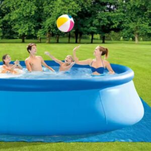Pishinë Easy Set me diametër 2.44m në oborr familjar